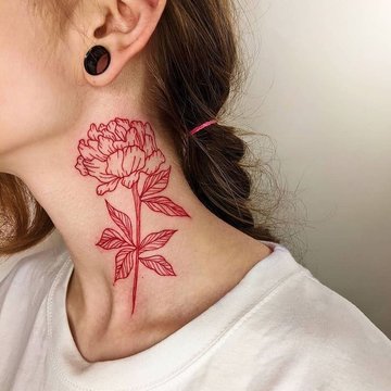 Tatuaże na szyi u kobiet