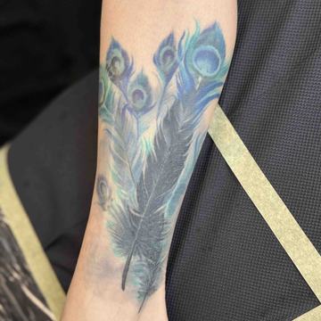 Tatuaż pawich piór – przykład do korekty po wygojeniu