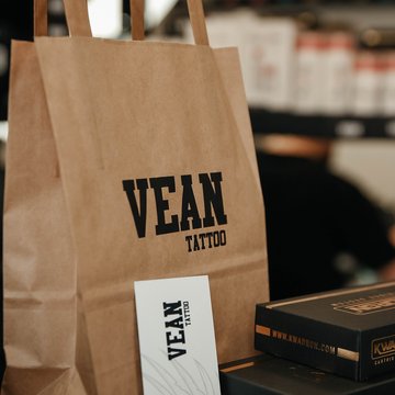 Torba i materiały sieci VEAN TATTOO w studiu