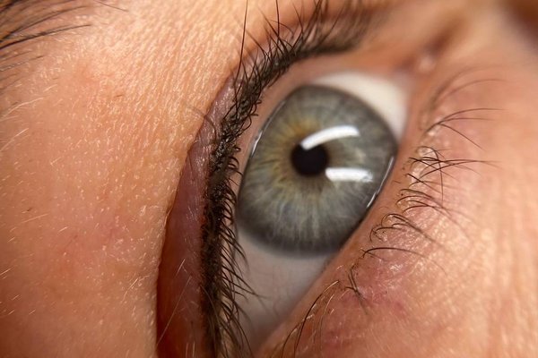 Mikropigmentacja oka: zagęszczona linia rzęs