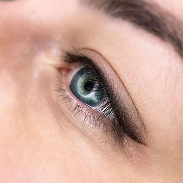 Makijaż permanentny oczu – delikatna kreska cieniowana