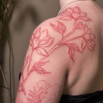 Kwiatowy tatuaż liniowy w czerwieni na łopatce