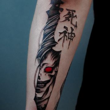Shinigami na przedramieniu: linia, kanji, czerwone oko