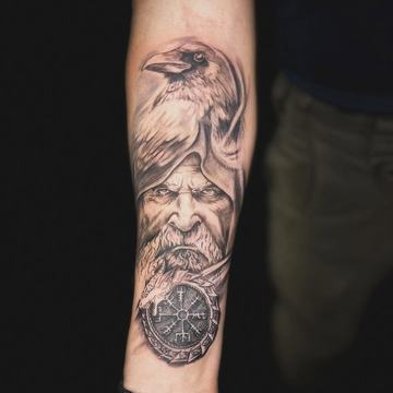 Tatuaż na przedramieniu: portret, kruk, runy