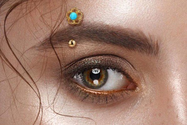 Piercing brwi