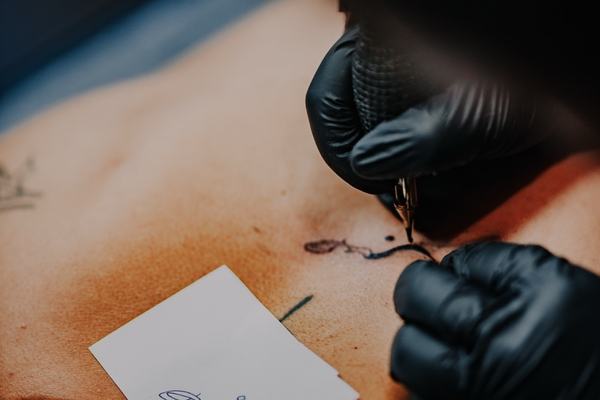 Tatuażysta dopasowuje wzór do anatomii barku