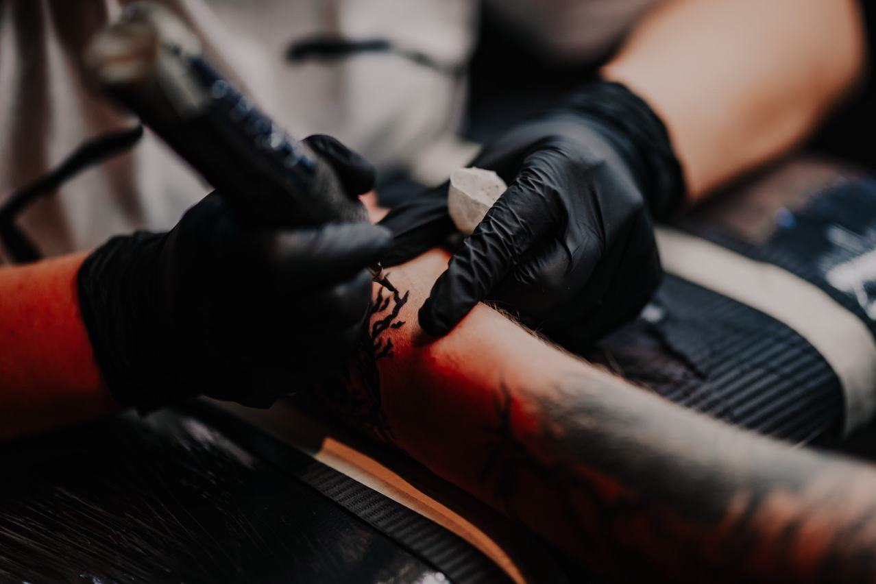 Pierwszy tatuaż: bezpieczna praca na przedramieniu