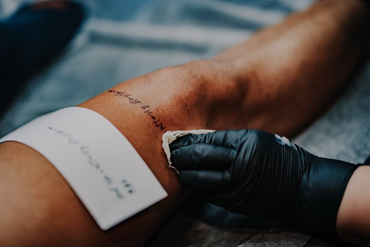 Świeży minimalistyczny tatuaż konturowy na nodze