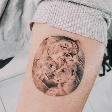 tatuaż lwica z lwiątkami znaczenie wzór