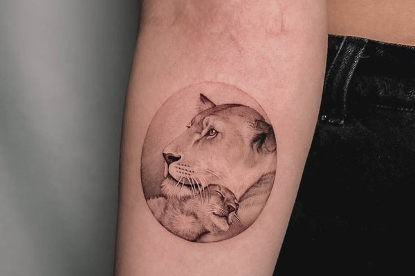 tatuaż lwica z lwiątkami znaczenie wzór
