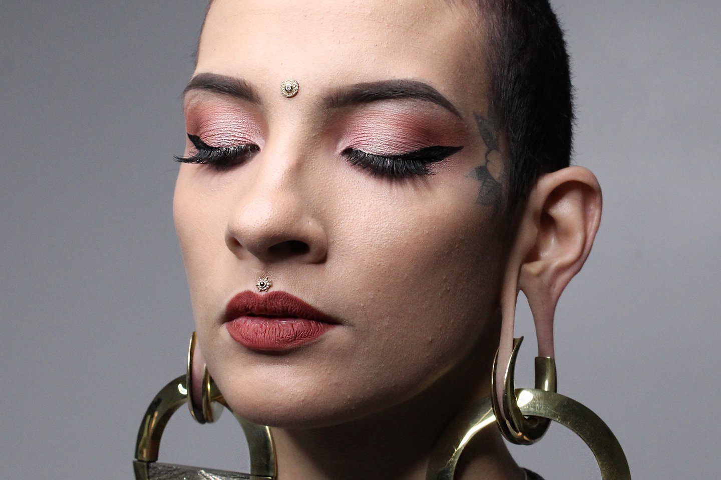 Piercing Meduza nad górną wargą