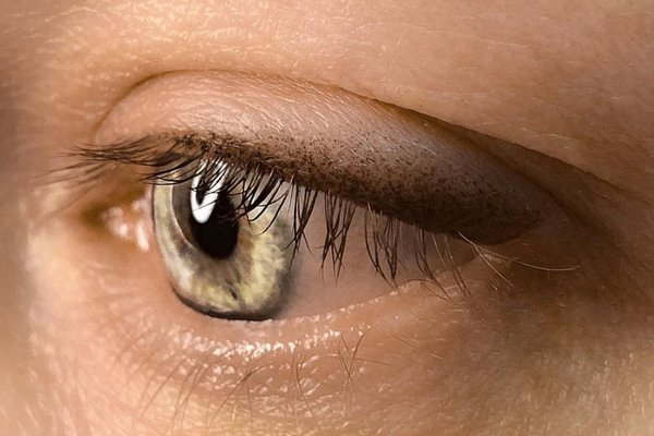 Permanentny eyeliner – miękkie cieniowanie powieki