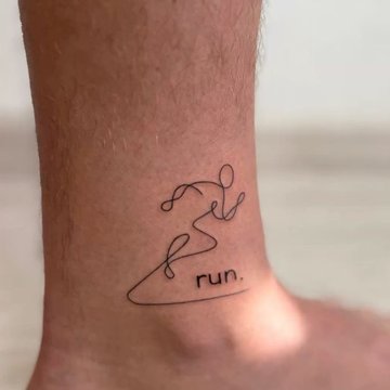 mały męski tatuaż biegacza w stylu line art na kostce