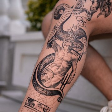 Realistyczny tatuaż męski na nodze z motywem węża i postaci