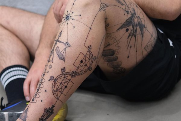 Geometryczny tatuaż męski na nodze