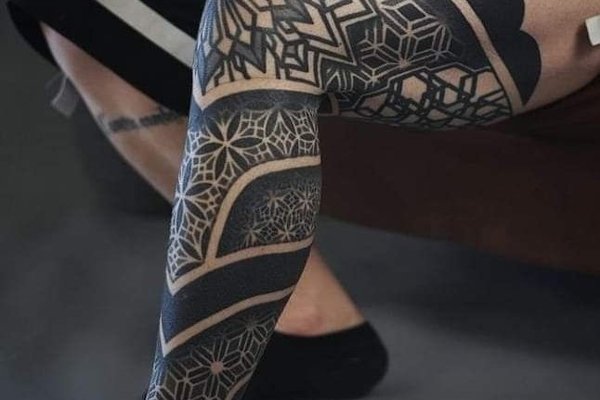 Geometryczny tatuaż ornamentalny na nodze