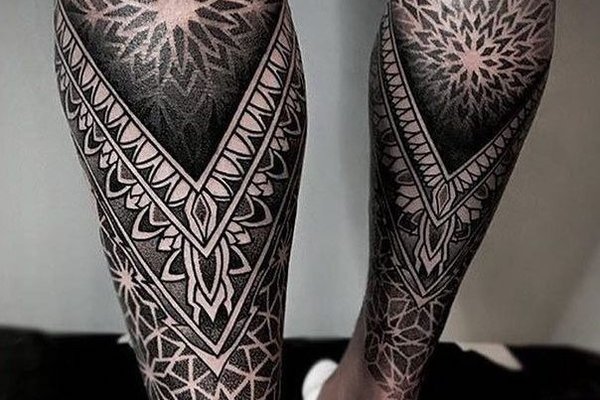 Tatuaż ornamentalny z motywem mandali na łydkach