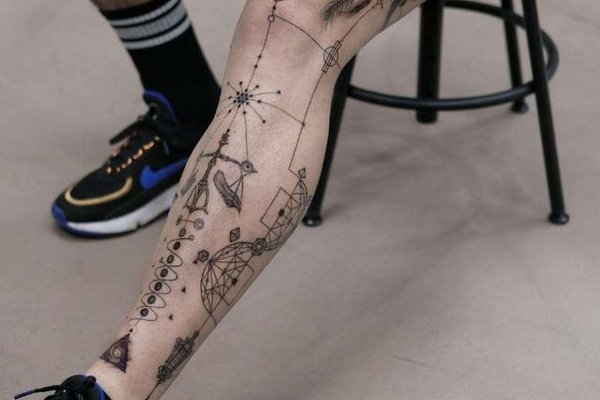 Męski tatuaż geometryczny na nodze