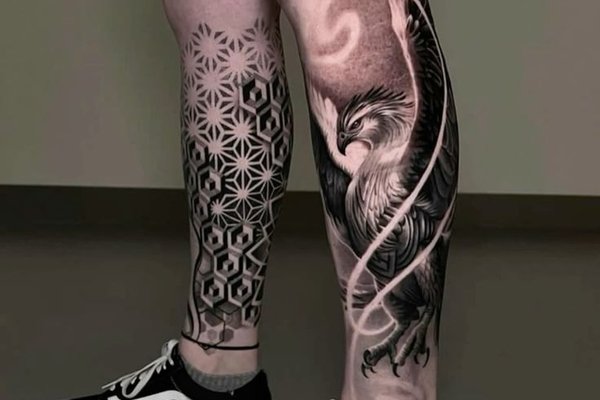 Tatuaż męski na nogach z geometrycznym wzorem i motywem ptaka