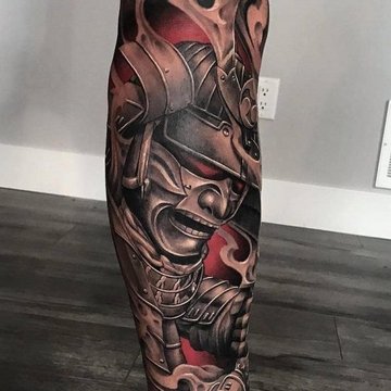 Realistyczny tatuaż męski na nodze z motywem samuraja