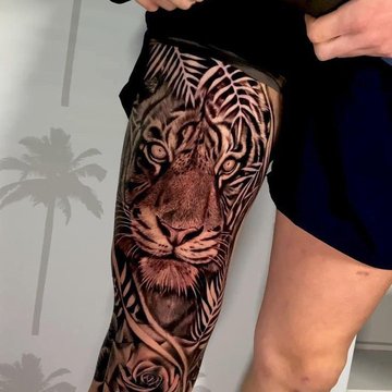 Tatuaż ornamentalny z motywem mandali na nodze