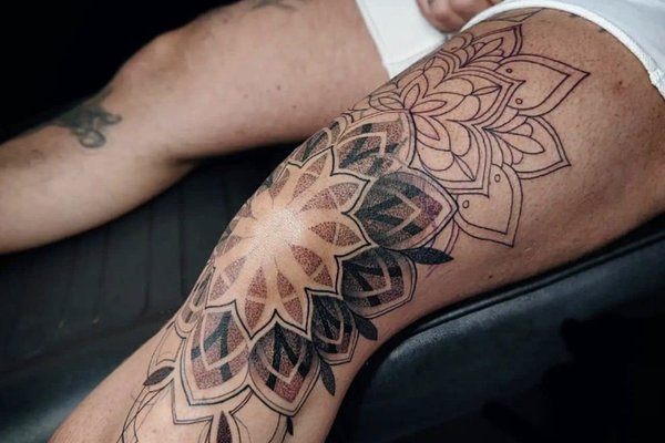 Geometryczny tatuaż ornamentalny na udzie
