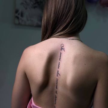 Subtelny napis wzdłuż kręgosłupa, część wizerunku