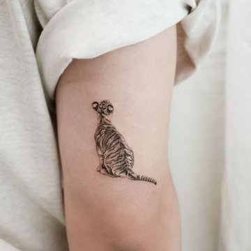 Tatuaż damski z motywem tigra jako symbol odwagi
