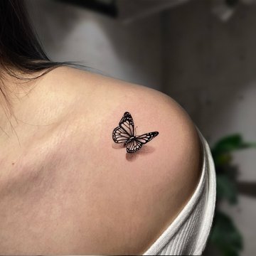 tatuaż damski z motywem motyla