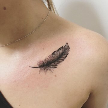 Symbol siły – tatuaż damski na obojczyku