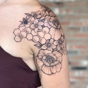 Plaster miodu na ramieniu w stylu dotwork