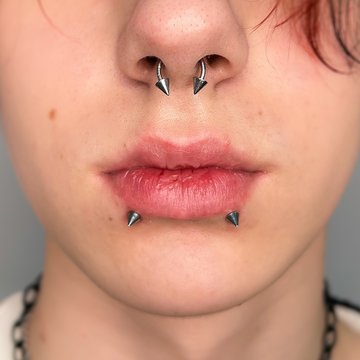 Snake bites: dwa kolczyki w dolnej wardze