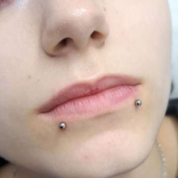 Snake bites: dwa kolczyki w dolnej wardze