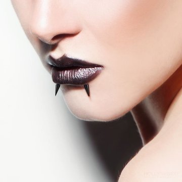 Piercing typu snake bites na dolnej wardze