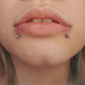 Snake bites: dwa kolczyki w dolnej wardze