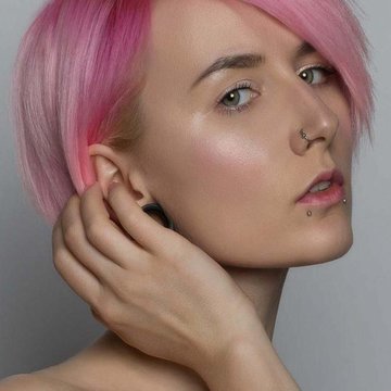 Piercing typu snake bites na dolnej wardze