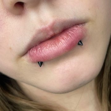 Snake bites: czarne kolczyki w dolnej wardze