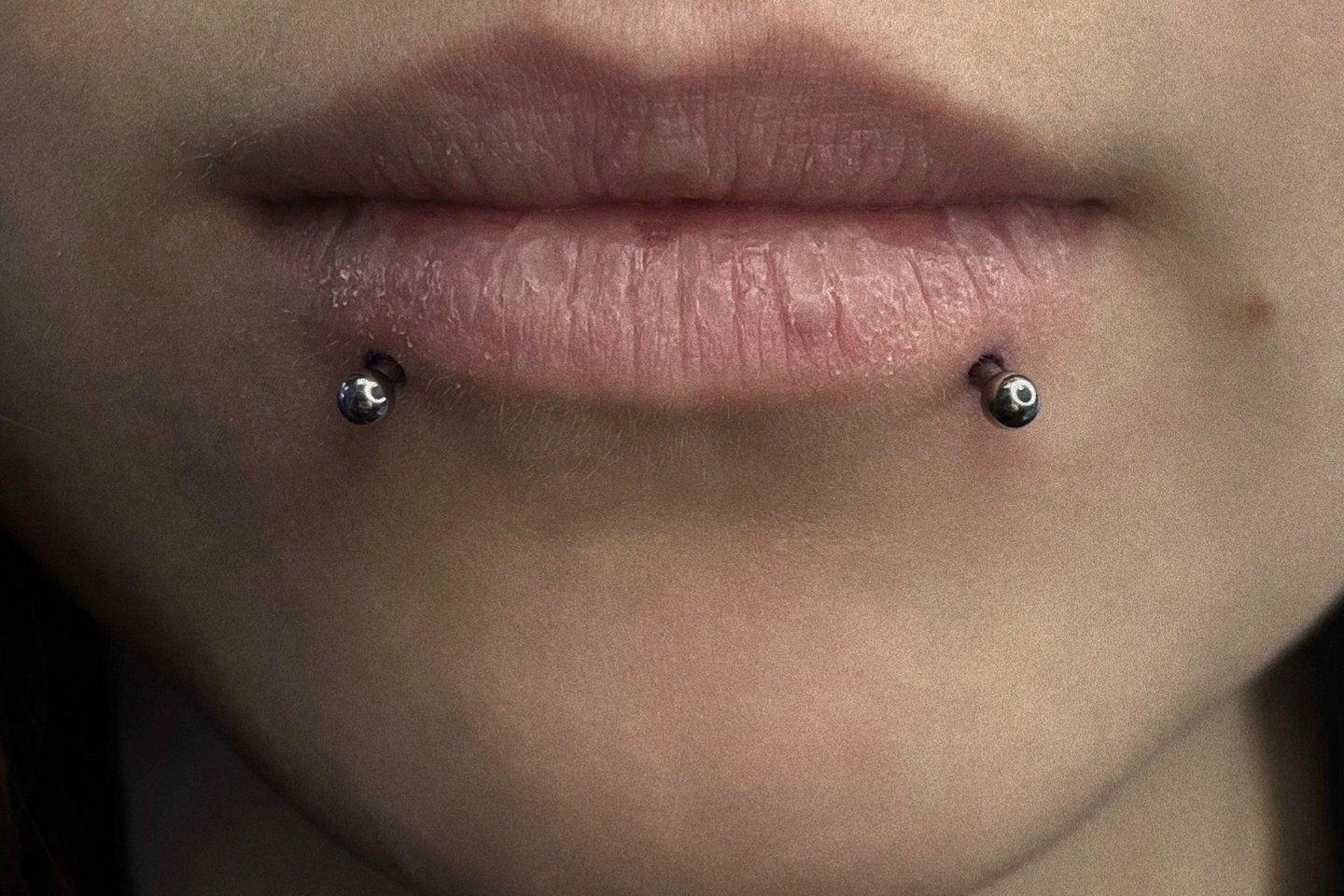 Snake bites: dwa kolczyki w dolnej wardze