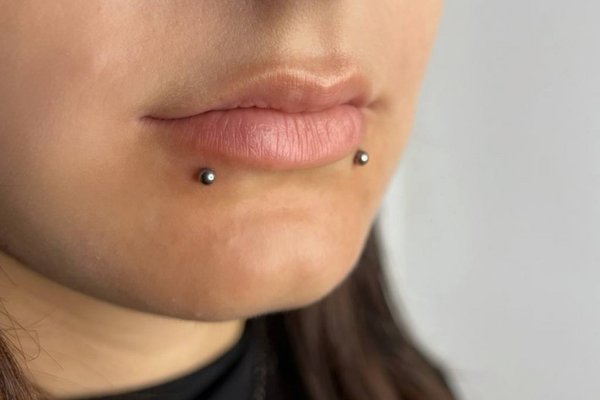 Snake bites: dwa kolczyki w dolnej wardze