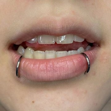 Snake bites: dwa pierścienie w dolnej wardze