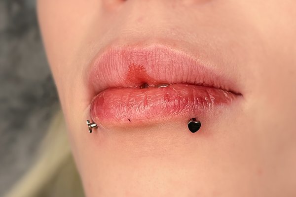 Snake bites: dwa kolczyki przy dolnej wardze