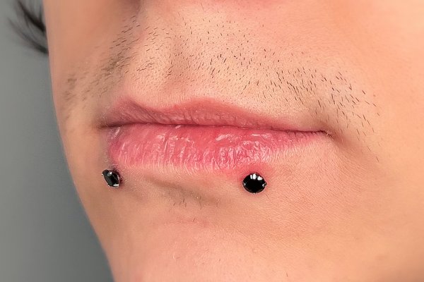 Snake bites: dwa kolczyki w dolnej wardze