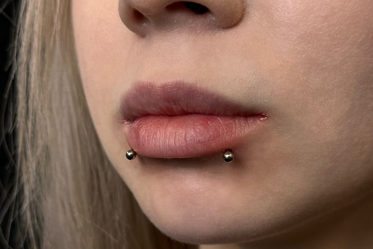 Snake bites piercing: dwa kolczyki w dolnej wardze