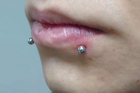 Snake bites: dwa kolczyki w dolnej wardze