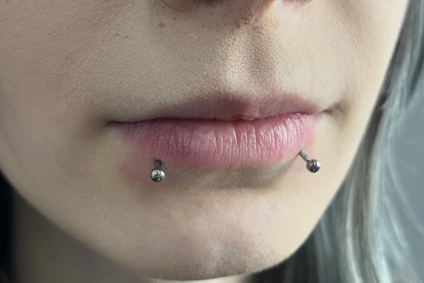 Snake bites: dwa kolczyki w dolnej wardze