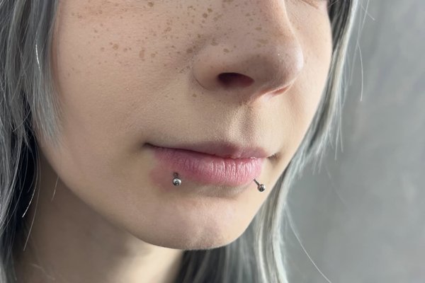 Snake bites: dwa kolczyki w dolnej wardze