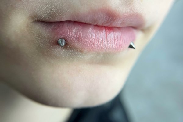 Snake bites: dwa kolczyki w dolnej wardze