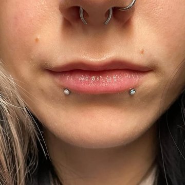 Snake bites: dwa kolczyki w dolnej wardze