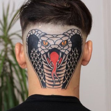 Tatuaż na karku i głowie przedstawiający kobrę z wysuniętym językiem