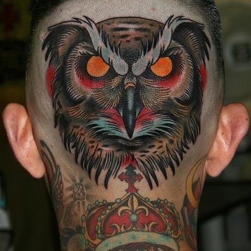 Tatuaż na karku i głowie przedstawiający kolorową sowę
